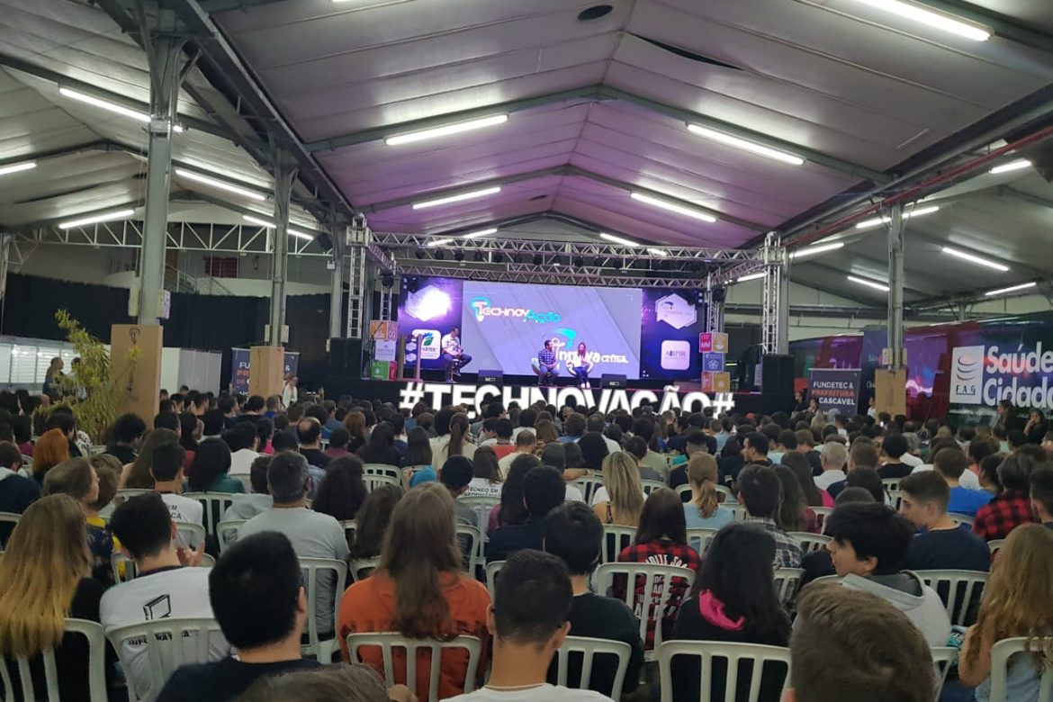 Talk of youtubers specialists in education for young people at Technovação